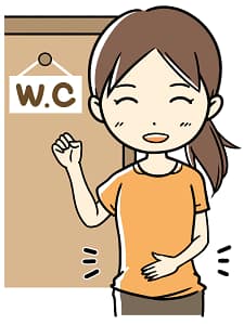 "便秘で苦しむ女性がトイレの前で待っているイラスト"