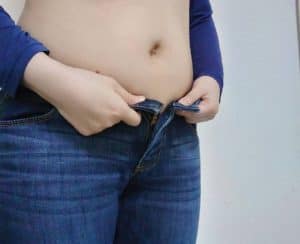 産後にズボンがはけなくなる状況を示す写真