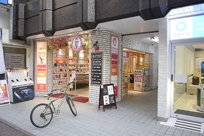 自由が丘第一ビルの外観。1階に携帯ショップTOP1とコンタクトレンズのeyecityが入っている